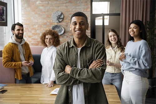 imagem de uma equipe sorrindo, com um deles em destaque