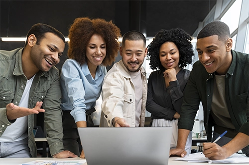 imagem de uma equipe discutindo algo em um notebook