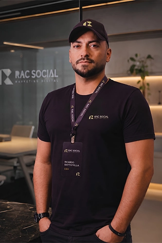 imagem do Ricardo usando uniforme da RAC, roxo, de pé, com as mãos nos bolsos